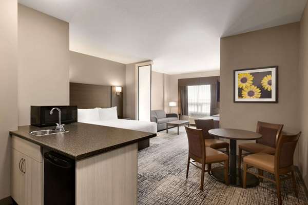 Suite - Days Inn & Suites Warman