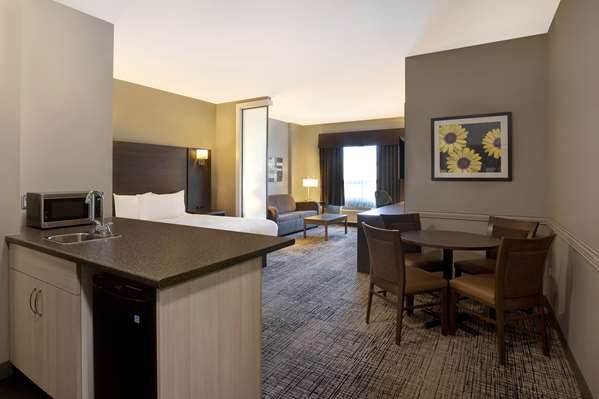 - Days Inn & Suites Warman