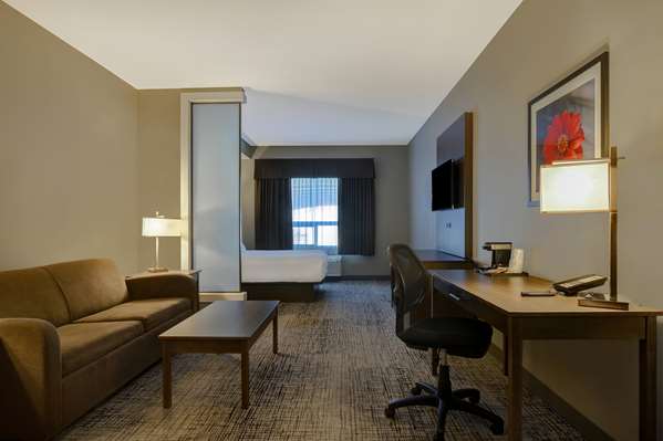  - Days Inn & Suites Warman