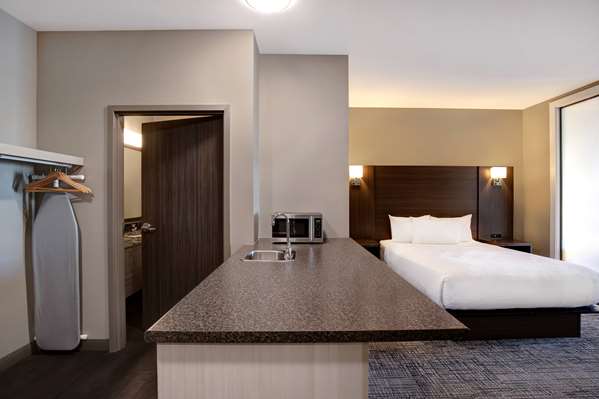  - Days Inn & Suites Warman