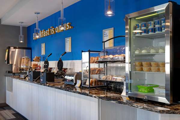 Restaurant - Days Inn & Suites Warman