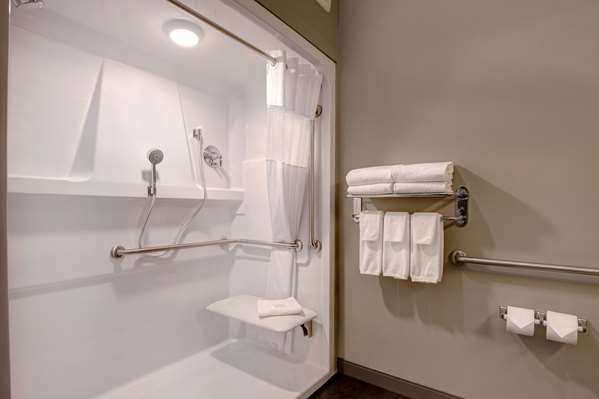  - Days Inn & Suites Warman