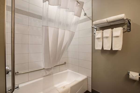  - Days Inn & Suites Warman