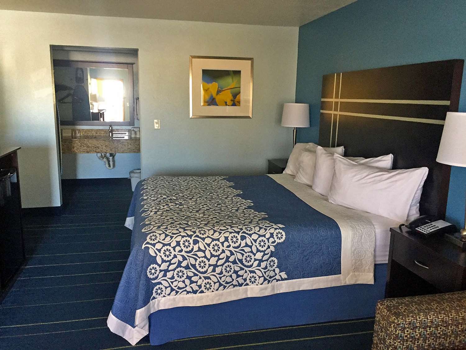 1 King Bed Non-Smoking image