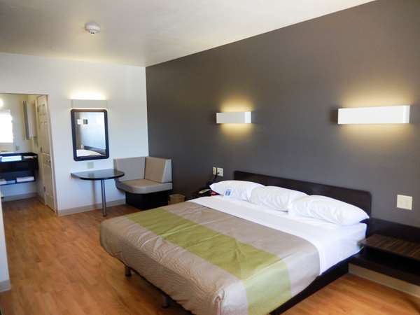  - Studio 6 Extended Stay Hotel Yukon - I-40, Exit 138A & 139B