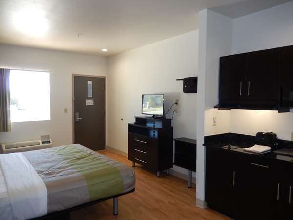  - Studio 6 Extended Stay Hotel Yukon - I-40, Exit 138A & 139B