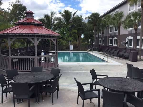  - Days Inn & Suites Bonita Springs - I-75, Exit 116