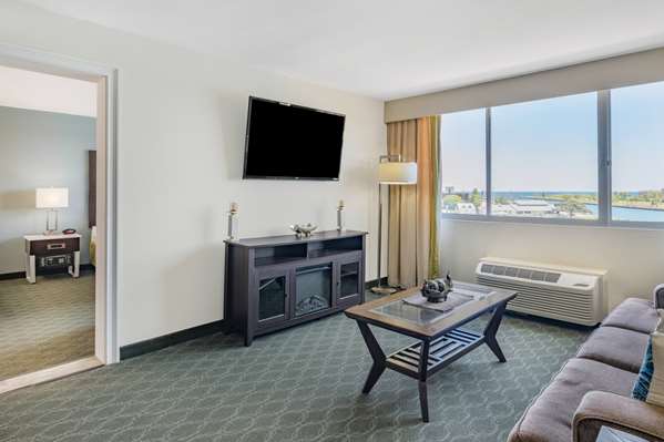 Suite - Wyndham Garden Hotel Kenosha