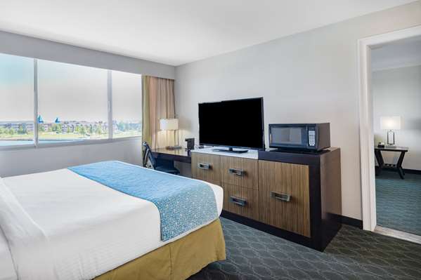 Suite - Wyndham Garden Hotel Kenosha