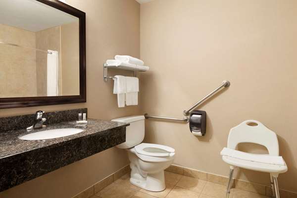  - Days Hotel Innisfail