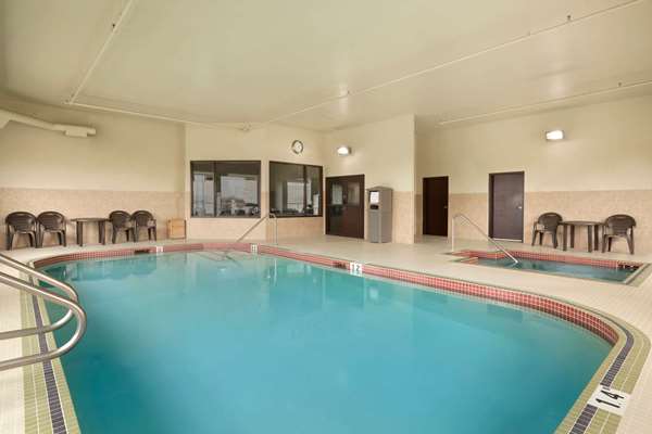 Pool - Days Hotel Innisfail