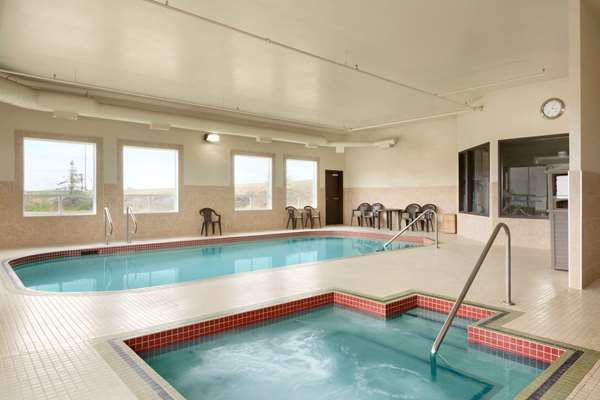 Pool - Days Hotel Innisfail