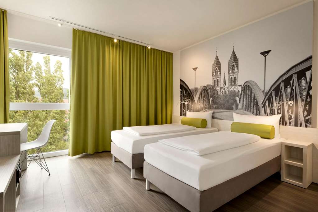 SUPER 8 BY WYNDHAM FREIBURG-guestroom-Guest Room,On-Site.jpg