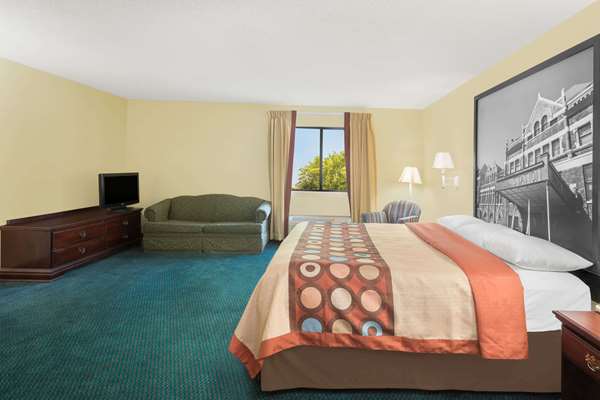 Suite - Super 8 Hotel Montgomery - I-65, Exit 168