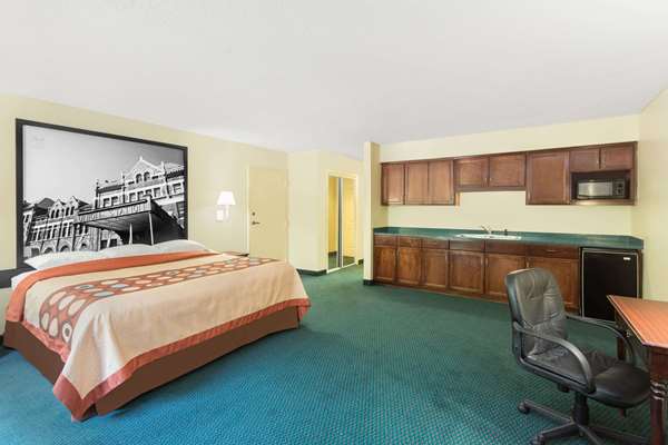 Suite - Super 8 Hotel Montgomery - I-65, Exit 168