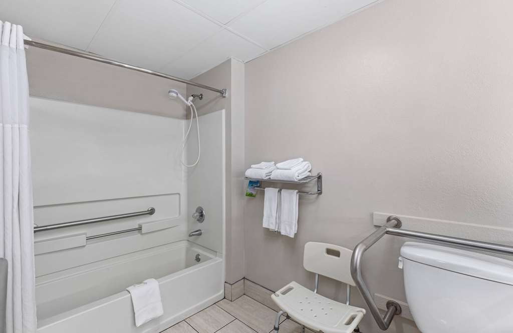 DAYS INN BY WYNDHAM ST GEORGE-guestroom-Guest Room,Bathroom,Accessibility,On-Site.jpg