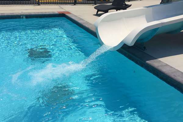 Pool - Howard Johnson Hotel Pigeon Forge