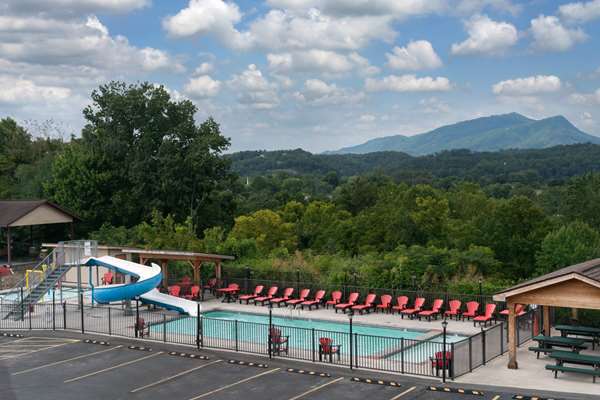 Pool - Howard Johnson Hotel Pigeon Forge