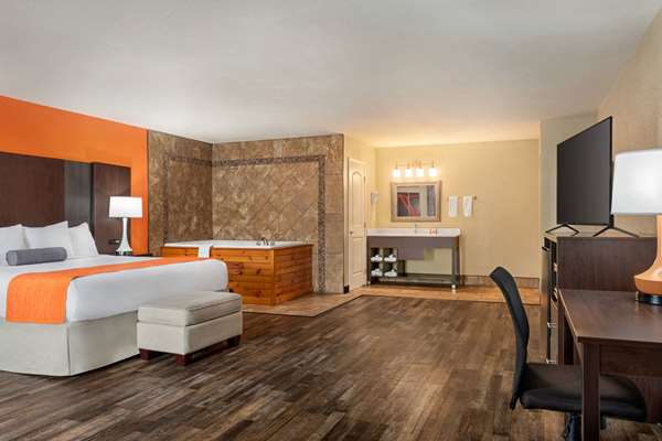 Suite - Howard Johnson Hotel Pigeon Forge