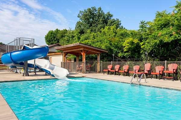 Pool - Howard Johnson Hotel Pigeon Forge