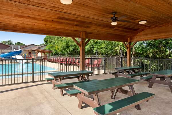Pool - Howard Johnson Hotel Pigeon Forge
