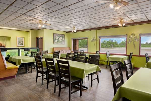 Restaurant - Travelodge Dawson Creek