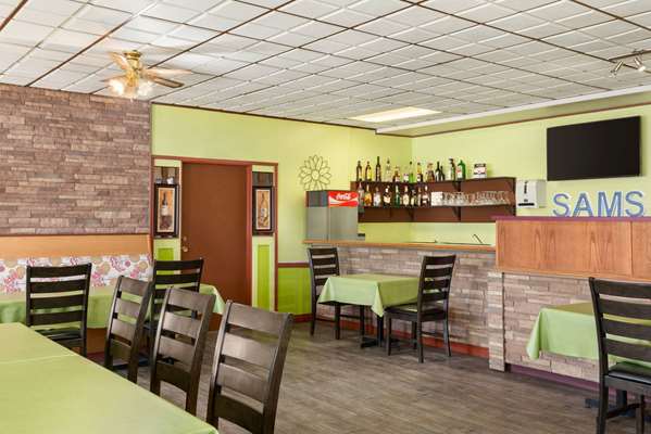 Restaurant - Travelodge Dawson Creek