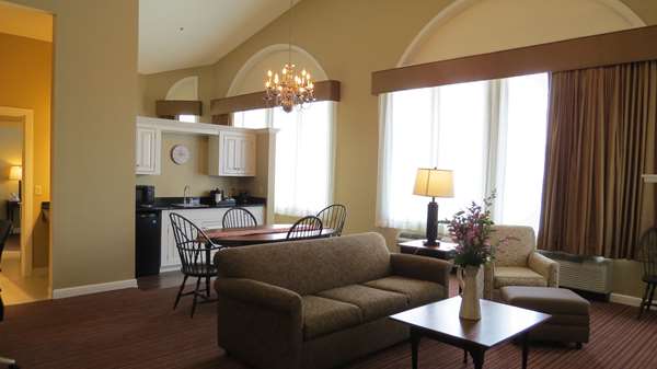  - Best Western Plus Dutch Haus Inn & Suites Columbiana