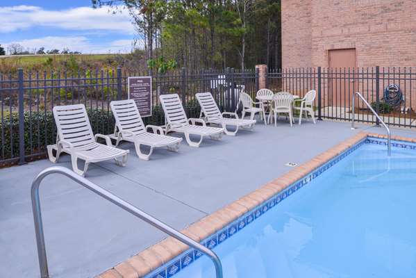 Pool - Americas Best Value Inn Wiggins