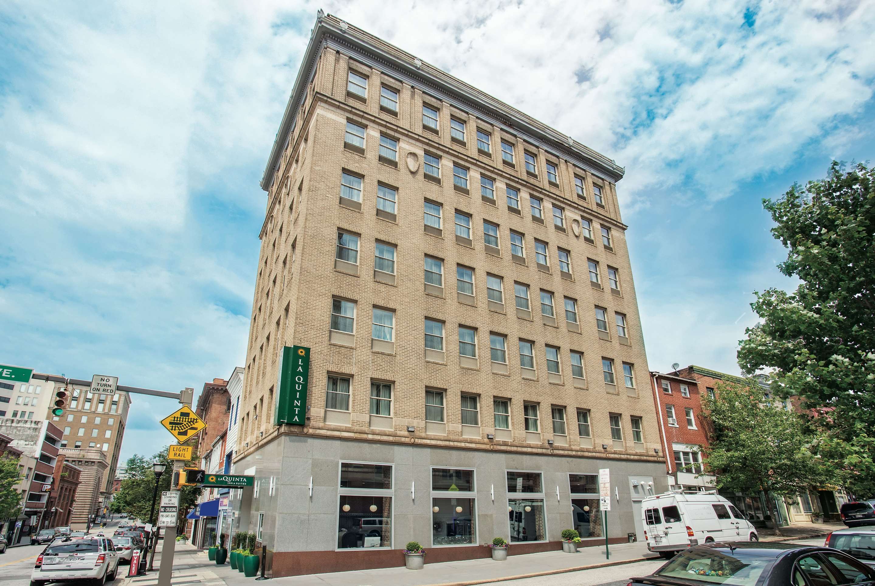 Exterior | La Quinta by Wyndham Inner Harbor Downtown