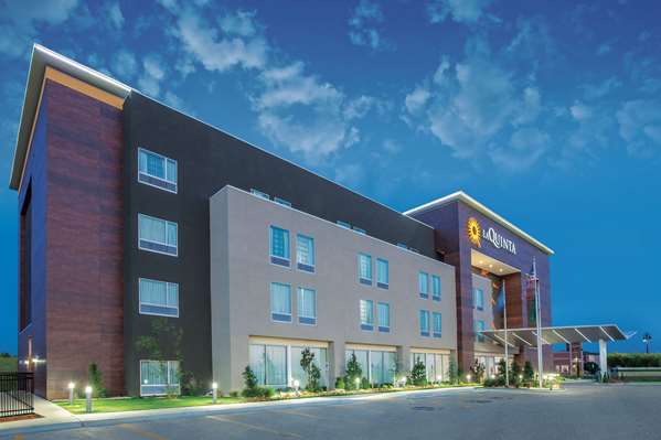 Exterior view - La Quinta Inn & Suites Broken Arrow