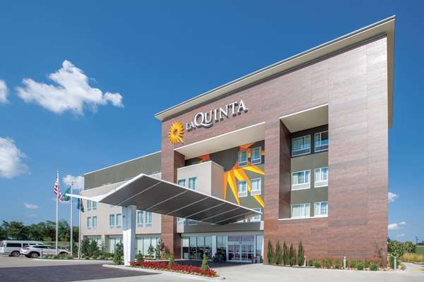 Exterior view - La Quinta Inn & Suites Broken Arrow