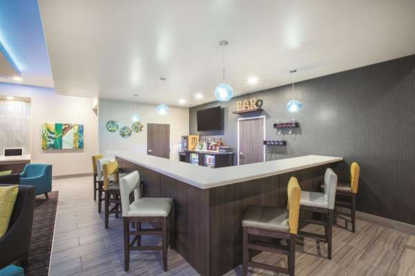 Bar - La Quinta Inn & Suites Broken Arrow