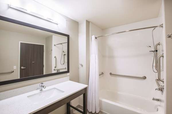  - La Quinta Inn & Suites Broken Arrow