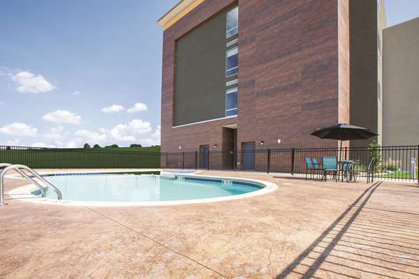 Pool - La Quinta Inn & Suites Broken Arrow