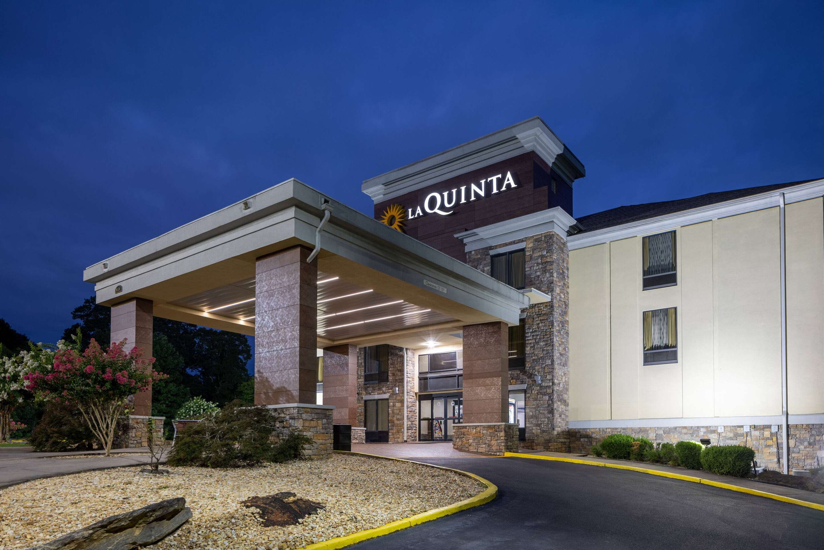 Exterior | La Quinta Inn & Suites by Wyndham Covington