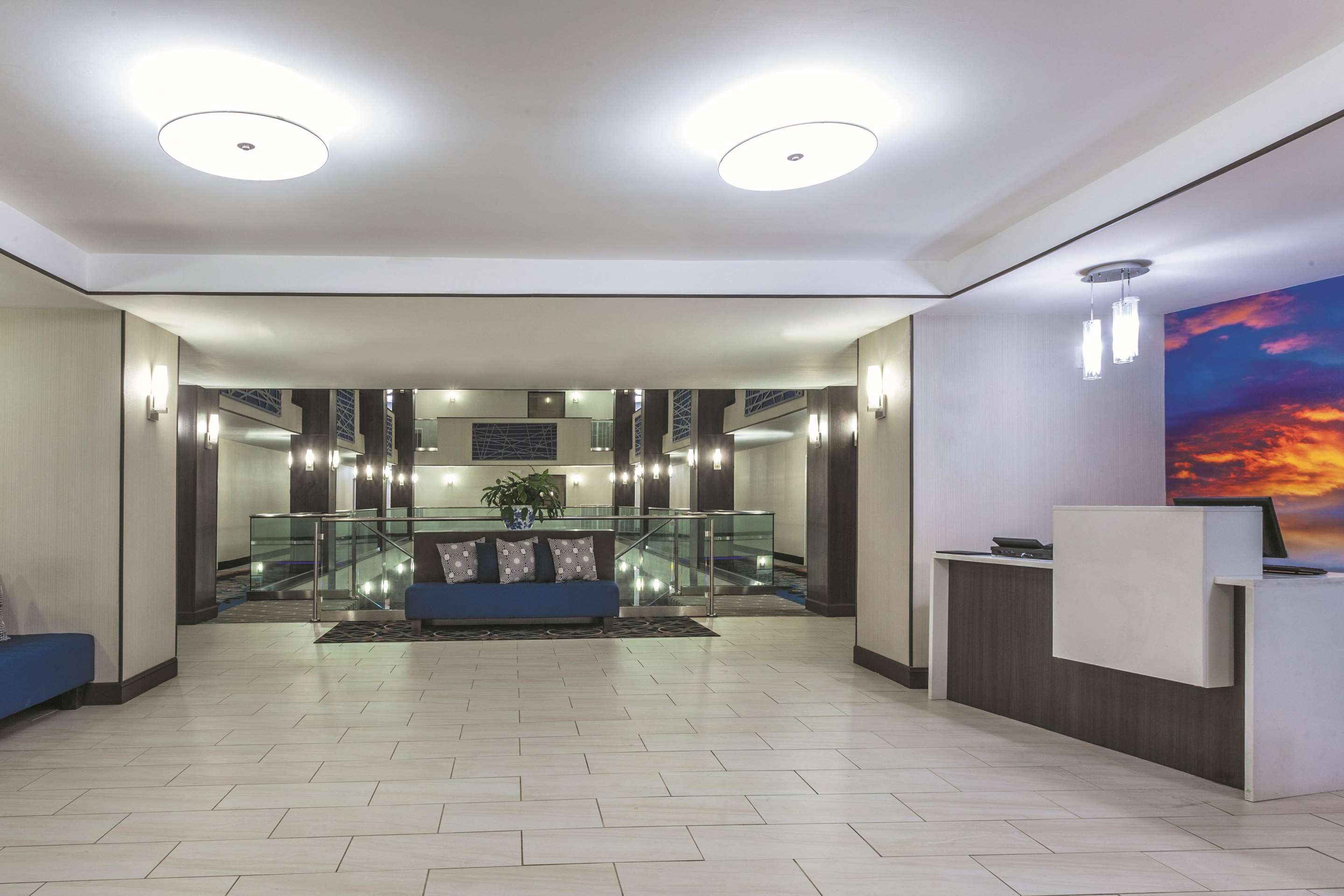 Lobby | La Quinta Inn & Suites by Wyndham Covington