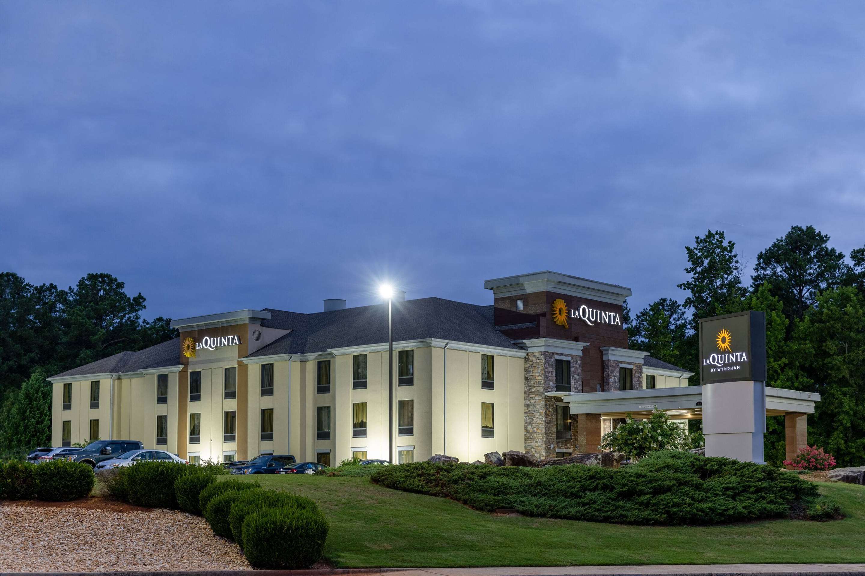 Exterior | La Quinta Inn & Suites by Wyndham Covington