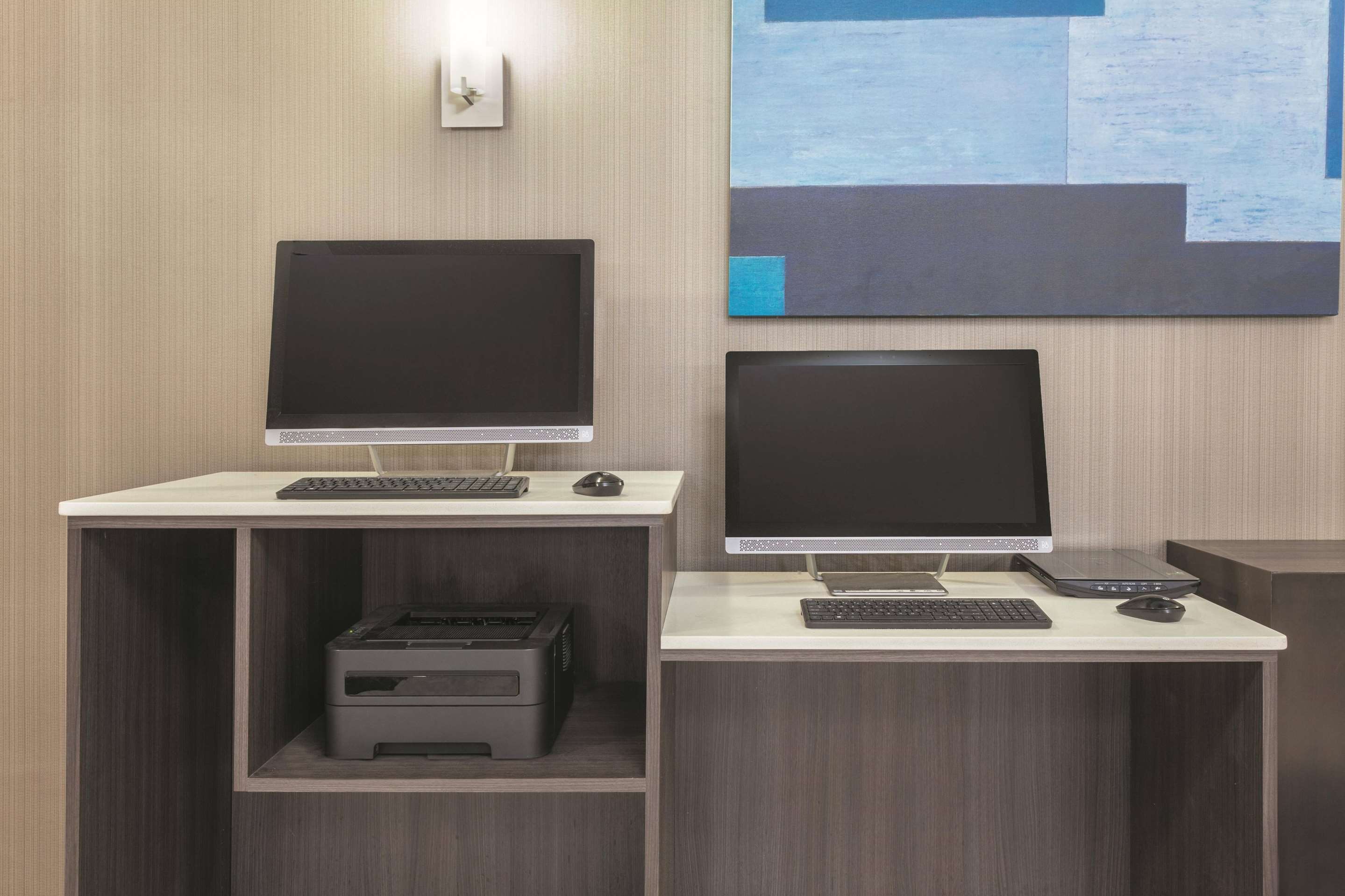 Business Center | La Quinta Inn & Suites by Wyndham Covington