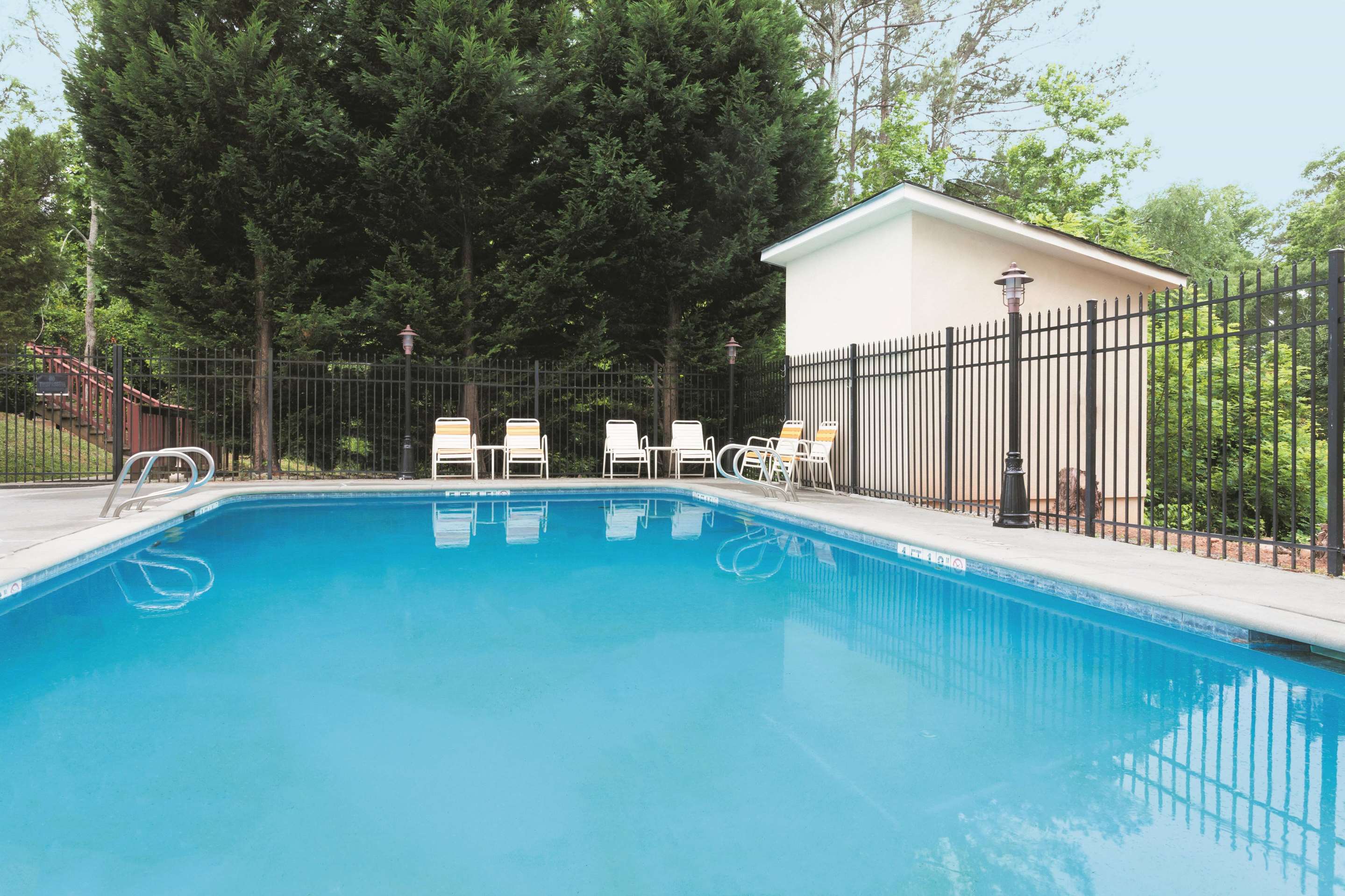 Pool | La Quinta Inn & Suites by Wyndham Covington