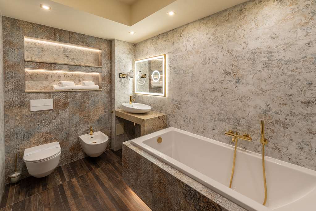 PARK HOTEL DIAMENT KATOWICE-guestroom-Guest Room,Bathroom,On-Site.jpg
