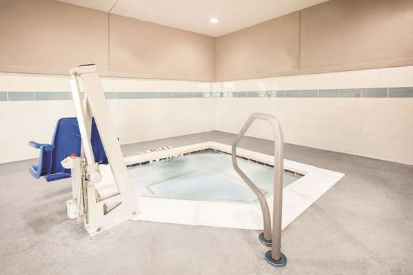 Pool - La Quinta Inn & Suites The Colony