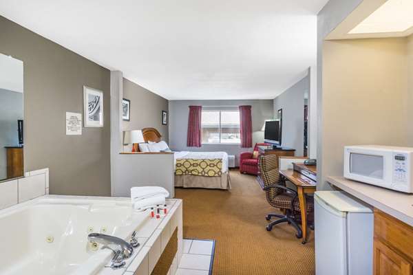 Suite - Baymont Inn & Suites Piqua - I-75, Exit 82