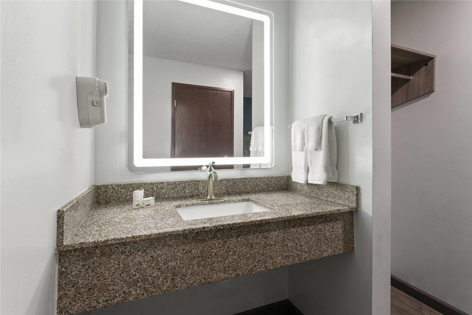 BAYMONT BY WYNDHAM PIQUA-guestroom-Guest Room,Bathroom,On-Site.jpg