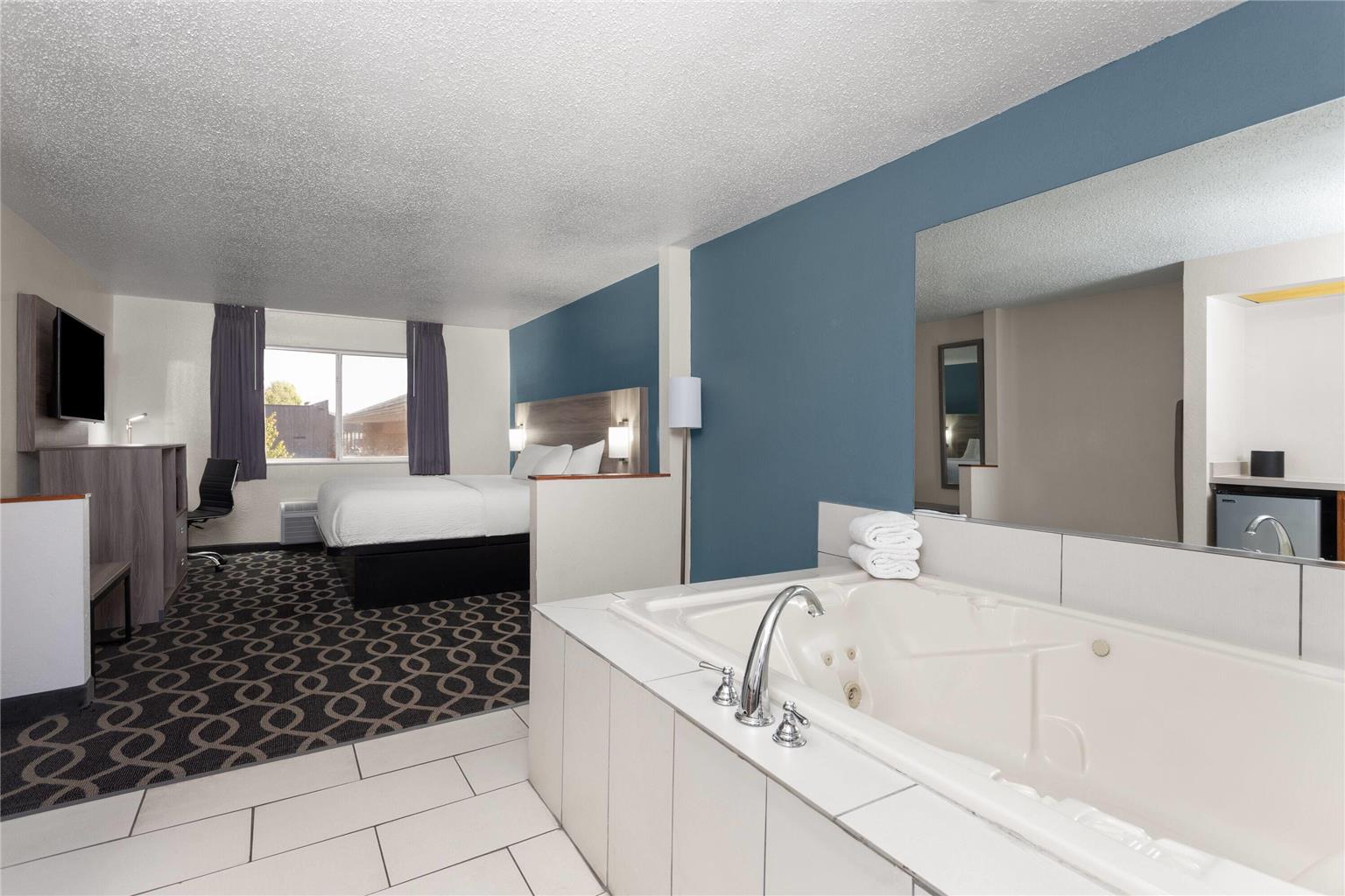 BAYMONT BY WYNDHAM PIQUA-guestroom-Guest Room,Tub - Jetted,Suite,On-Site.jpg