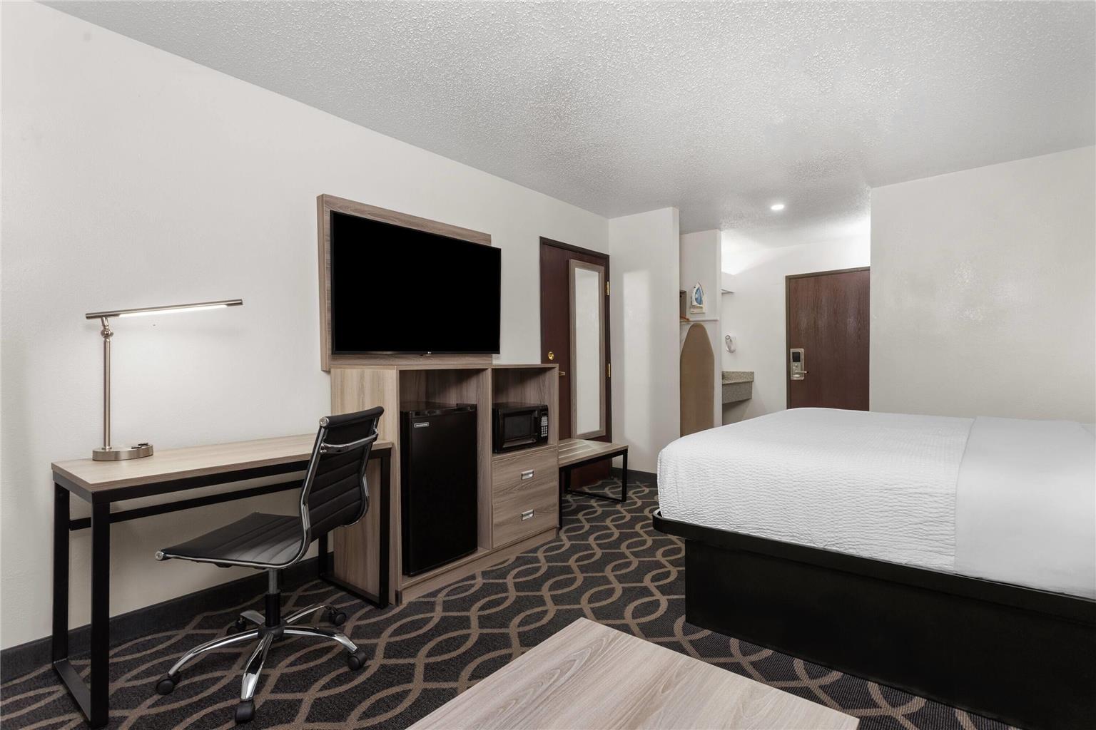 BAYMONT BY WYNDHAM PIQUA-guestroom-Guest Room,On-Site.jpg
