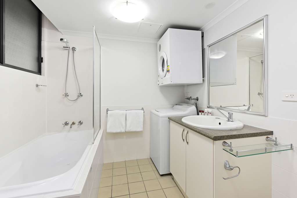 RAMADA RESORT FLYNNS BEACH-guestroom-Guest Room,Bathroom,On-Site.jpg