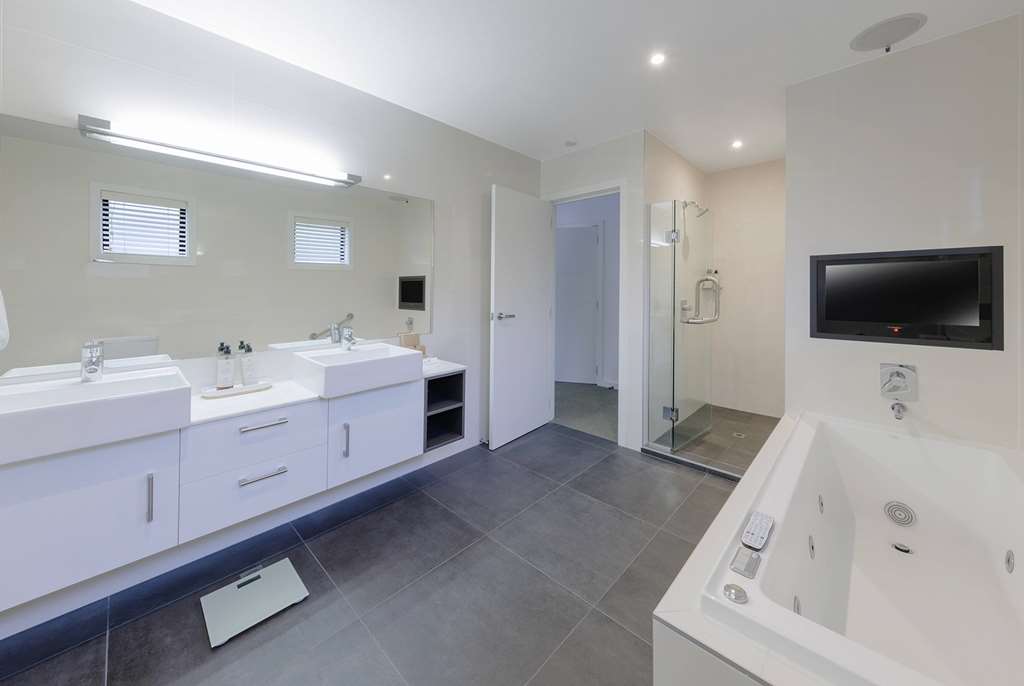 RAMADA RESORT WANAKA-guestroom-Guest Room,Bathroom,On-Site.jpg