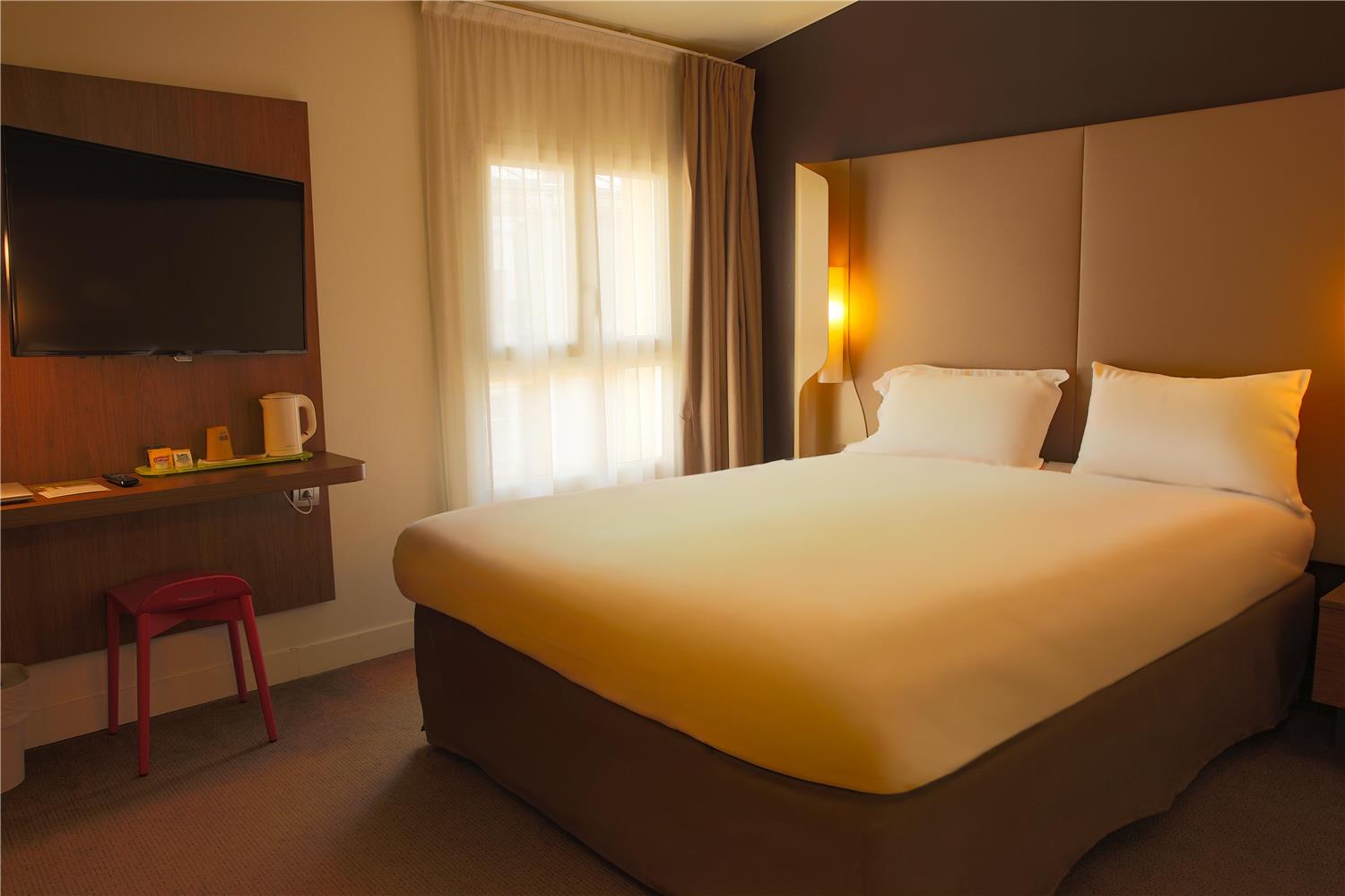 HOTEL CAMPANILE PARIS - Clichy Centre - Retouche