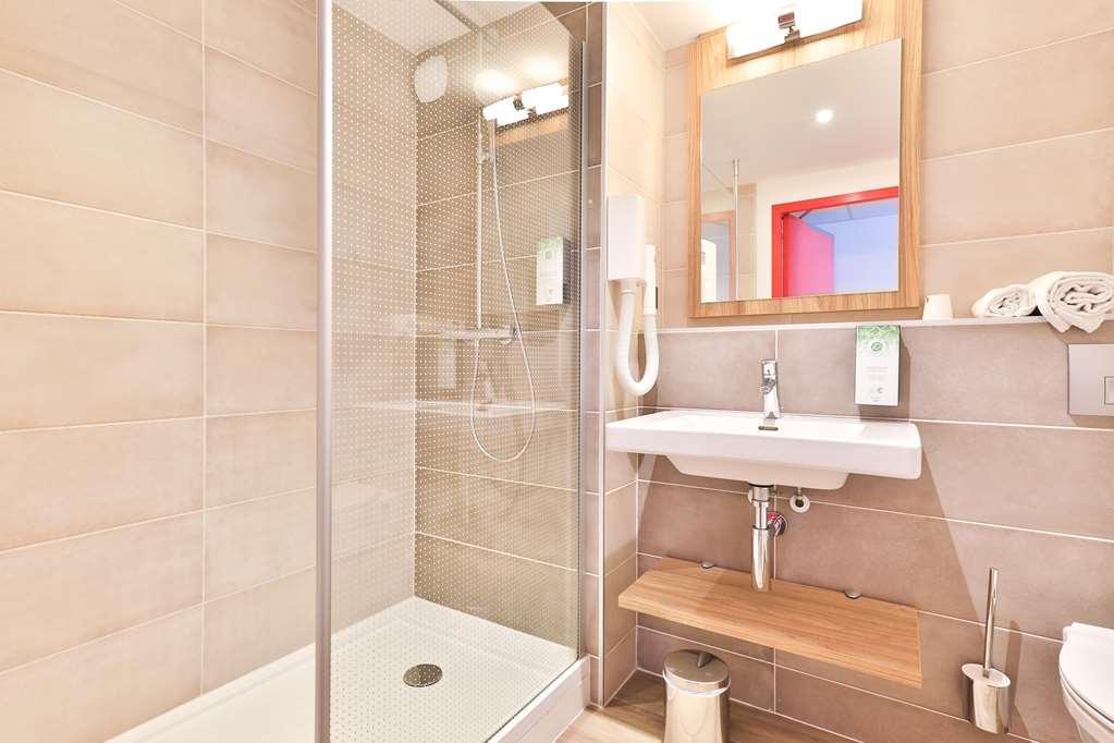 KYRIAD PONTARLIER-guestroom-Guest Room,Bathroom,On-Site.jpg
